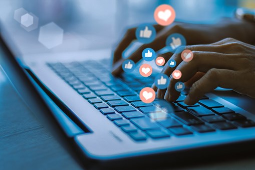 Laval va suspendre ses placements publicitaires sur Facebook