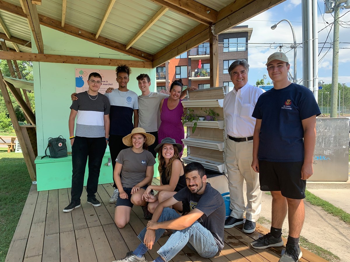 Angelo Iacono, député d’Alfred-Pellan, pose avec les jeunes embauchés à travers Emploi Été Canada en 2019 par l’organisme Enfants D’abord qui œuvre dans la sécurité alimentaire et l’approvisionnement local.