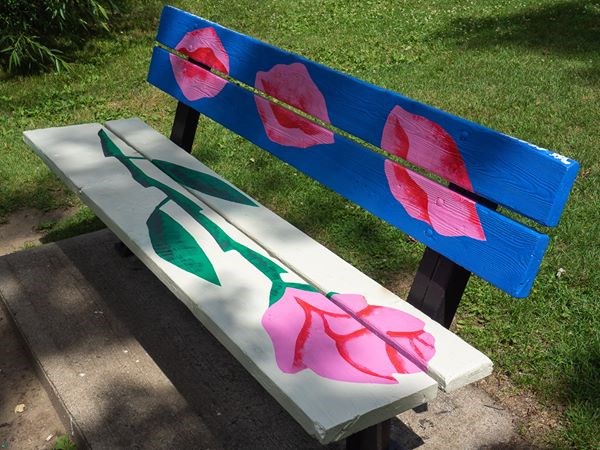Les bancs du parc Bernard-Landry transformés en oeuvres