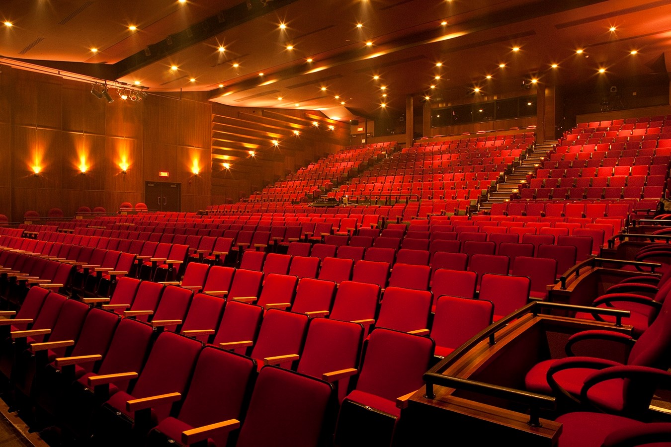 Québec annonce un nouveau programme d'aide temporaire aux salles de spectacles