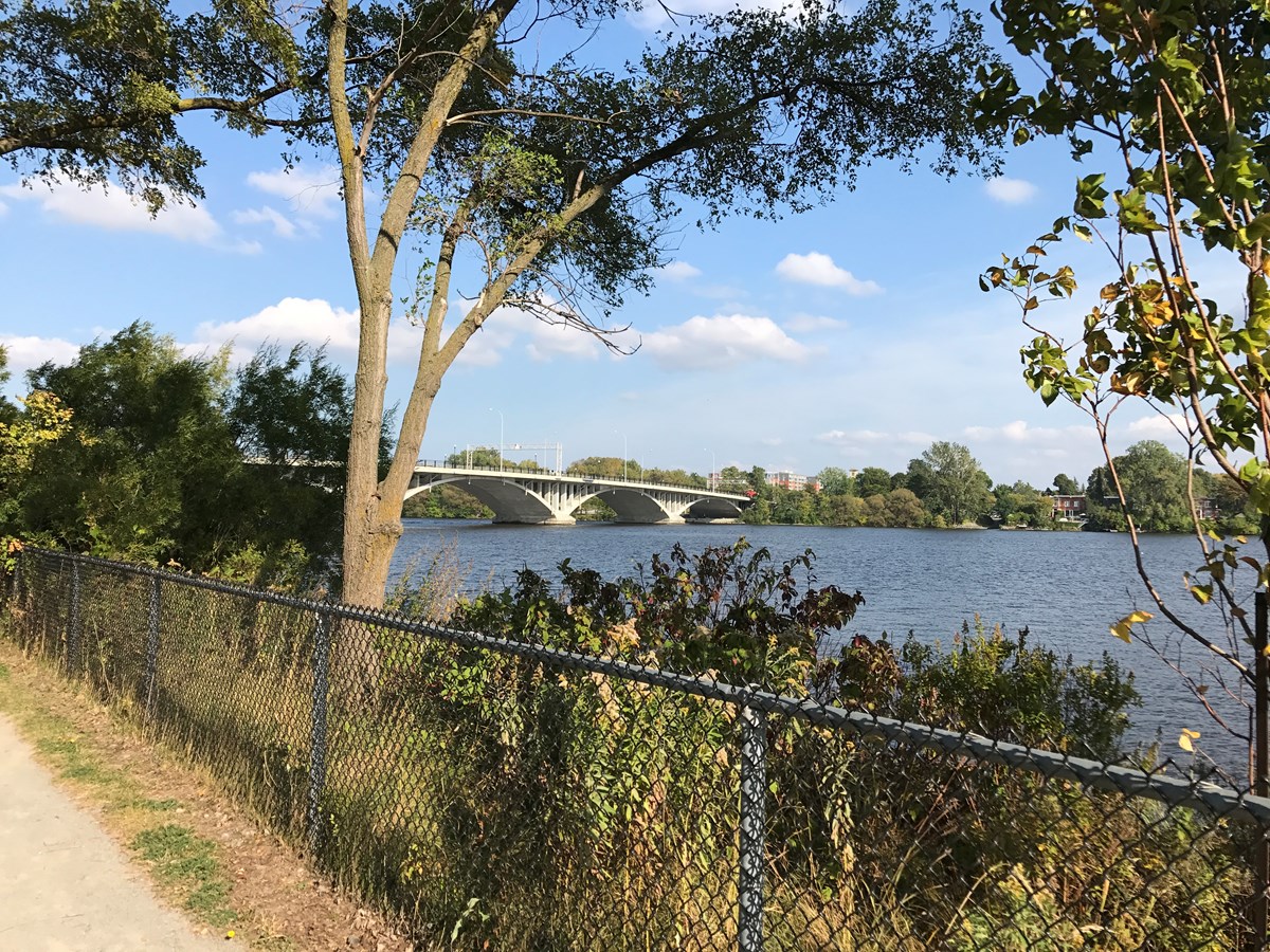 Un contrat de 796 776,75 $ (taxes incluses) a été octroyé hier par la Ville de Laval pour des services professionnels en architecture de paysage et en ingénierie, en vue des travaux d’aménagement des rues de l’entrée de ville du pont Viau. 