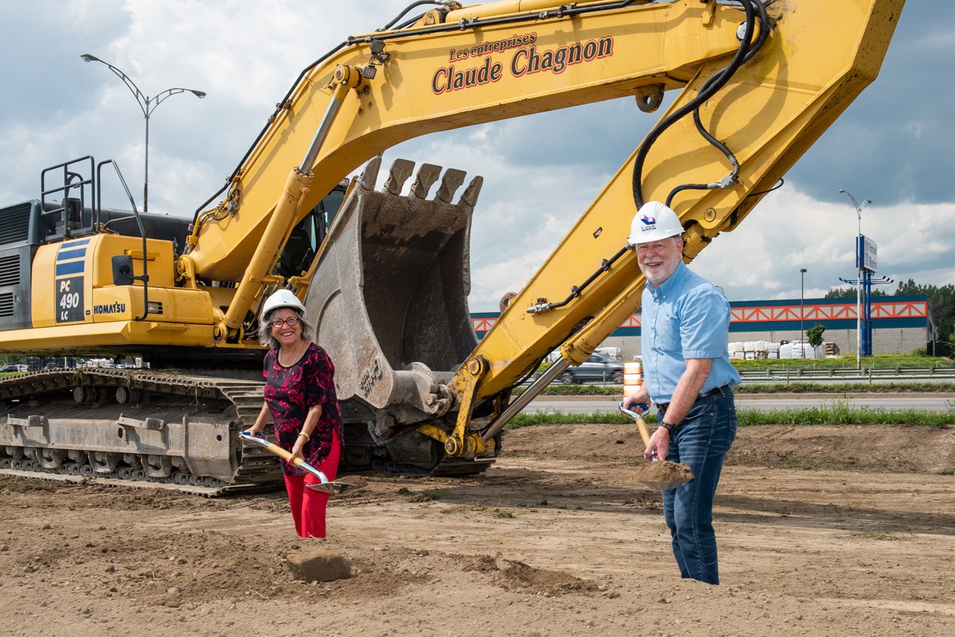 Christiane Yoakim, conseillère municipale du district Val-des-Arbres et Marc Demers, maire de Laval, ont donné le coup d’envoi aux travaux de l’échangeur Val-des-Brises en effectuant la pelletée de terre symbolique.