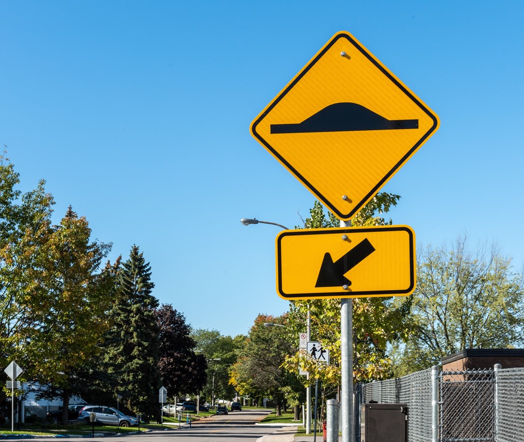 Depuis le début du programme des MAC et les premières réalisations sur le terrain en 2017, la Ville a déployé diverses mesures allant de la modification de la signalisation à l’implantation d’intersections surélevées, en passant par l’installation de dos d’âne. 