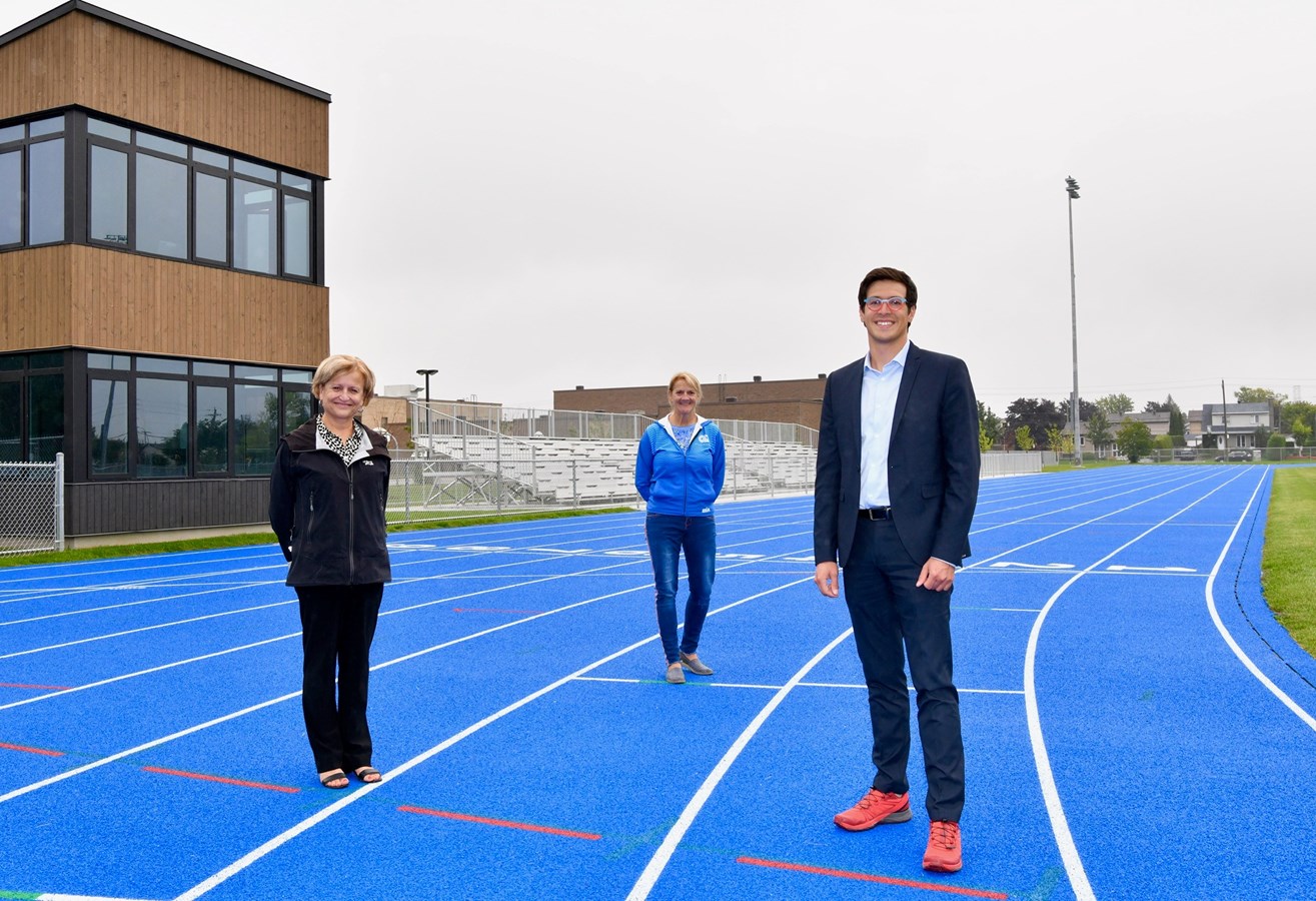 Lyne Carry, Présidente du Club d’Athlétisme Dynamique de Laval, Annie Potvin, entraîneure-chef du Club d’Athlétisme Dynamique de Laval et Stéphane Boyer, vice-président du comité exécutif.