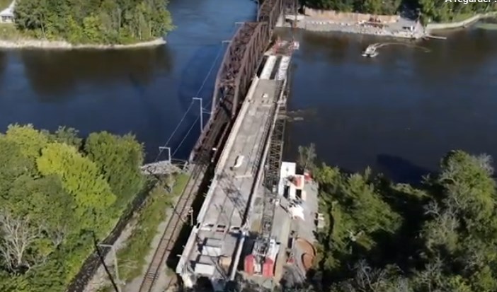 Les poutres caissons ont été peintes d’une couleur orangée afin de s’harmoniser aux couleurs de l’ancien pont ferroviaire.