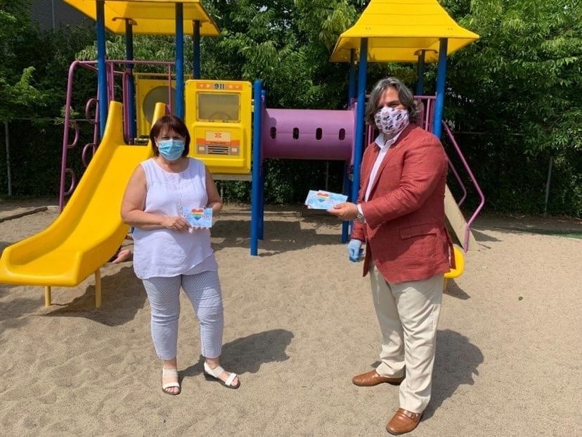 Le député Angelo Iacono en visite dans une garderie de sa circonscription d’Alfred-Pellan (CPE La Cachette) pour remercier les employé(e)s de l’important travail accompli durant la pandémie.