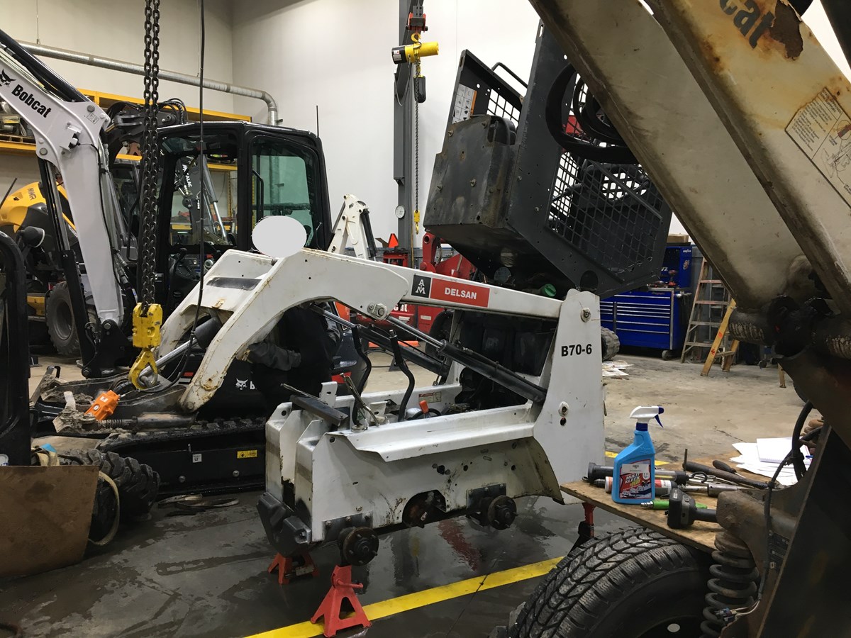 Le travailleur a été écrasé par la descente du bras de levage alors qu’il utilisait un arrêtoir de bras de levage non compatible avec une chargeuse compacte S70 de la marque Bobcat®.