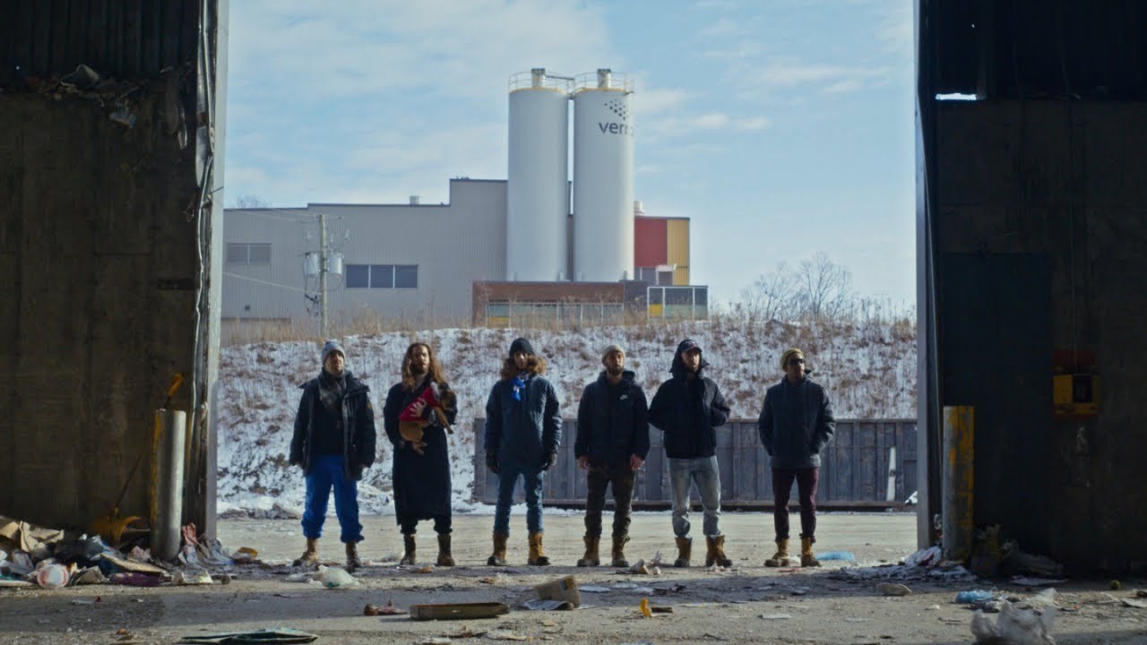 Laval a dévoilé en décembre dernier une campagne de sensibilisation originale en collaboration avec le populaire groupe de rap québécois Alaclair Ensemble. Ce dernier a créé un titre, « Mets du respect dans ton bac », afin d’encourager les Lavallois à recycler de la bonne manière. Pour cette campagne, Laval reçoit six prix au concours Idéa 2020.