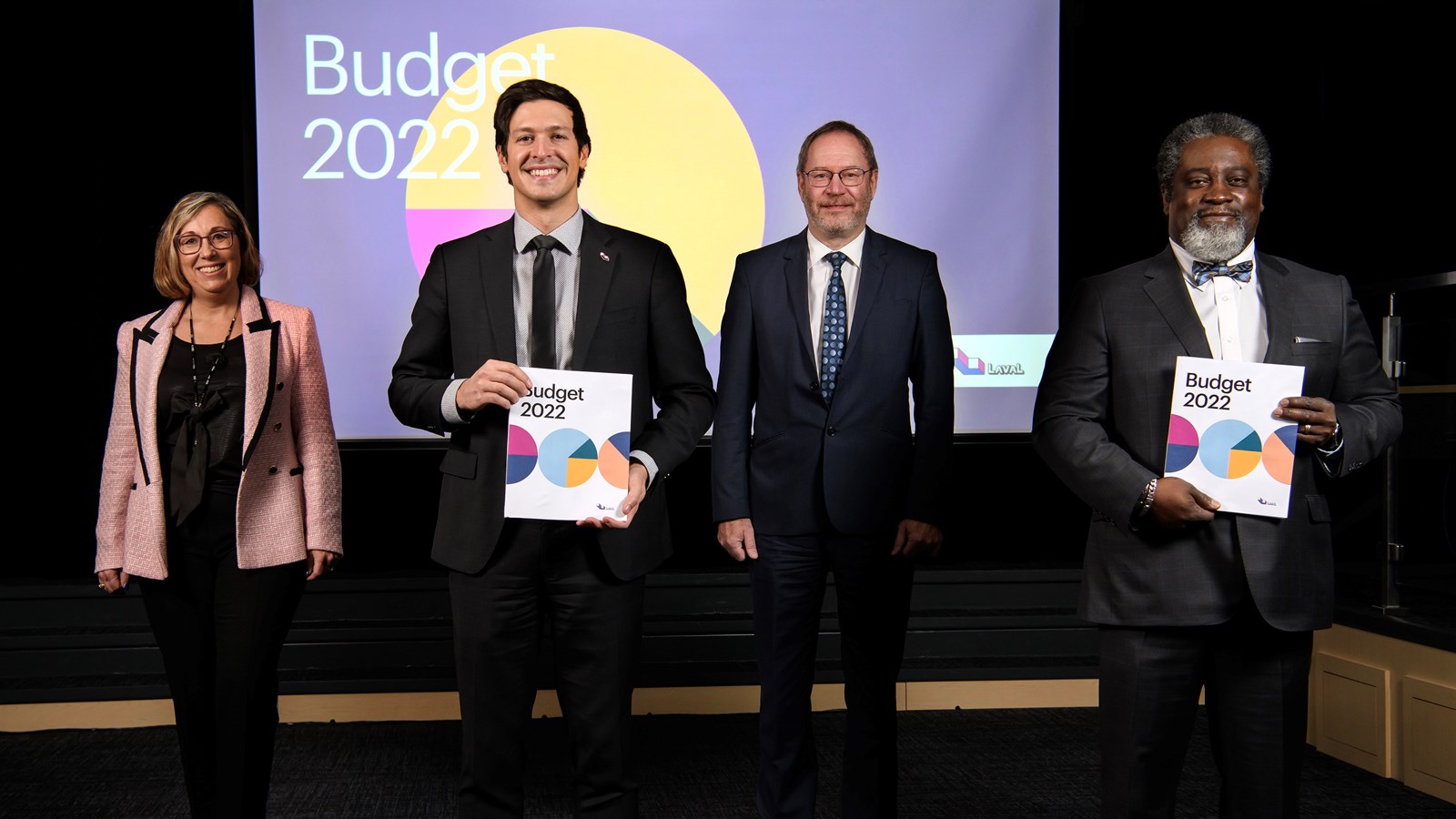 Suzie Bélanger, directrice générale adjointe services administratifs et corporatifs
Stéphane Boyer, maire de Laval
Pierre Beaudet, directeur du Service des finances et trésorier
Jacques A. Ulysse, directeur général de la Ville de Laval