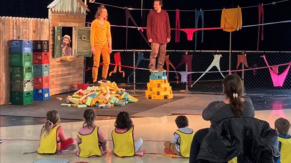Spectacle Hiatus de La marche du crabe. Présentation dans le Studio de la Maison des arts, en sortie de résidence, devant des groupes de 4 ans, dans le cadre de Petits bonheurs Laval en 2021.