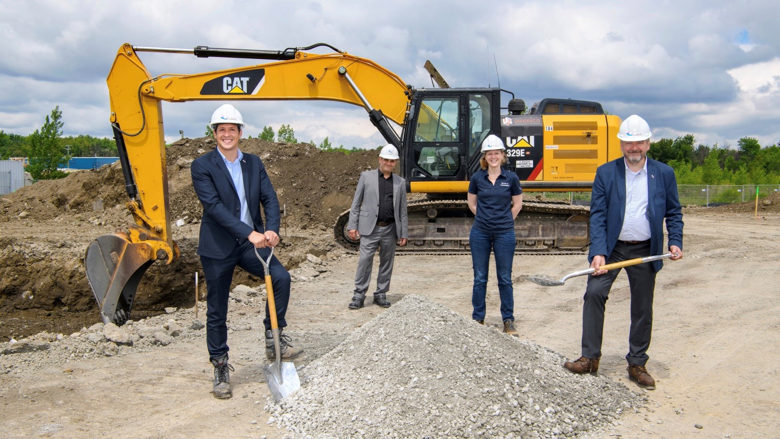 Le coup d’envoi des travaux a été donné par Stéphane Boyer (maire supplément) et Claude Larochelle (conseiller municipal de Fabreville). Ils sont accompagnés de Nicolas Moukhaiber (directeur du Service de la gestion des immeubles) et de Scarlett Van Blaeren (directrice du Service de l’environnement et de l’écocitoyenneté).
