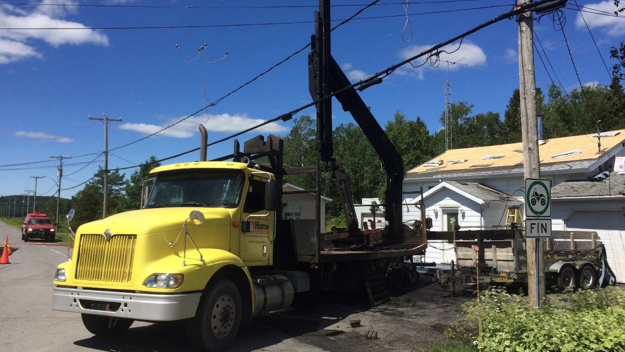 Un travailleur de la région du Bas-Saint-Laurent est décédé en 2018 après que la flèche articulée de son camion est entrée en contact avec des lignes électriques sous tension
