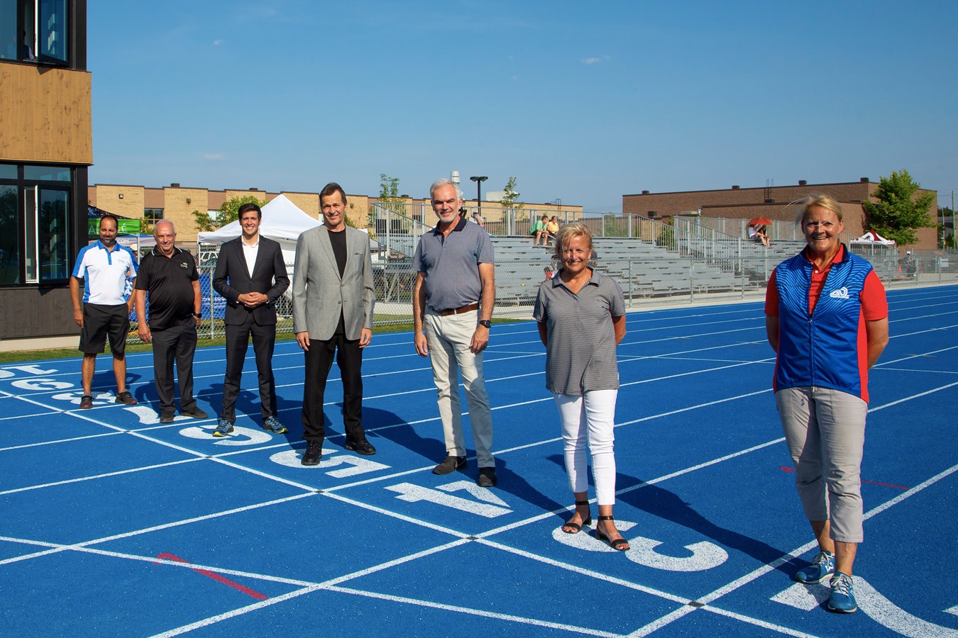 De gauche à droite : Martin Savoie, Directeur général de Sports Laval, Pierre Marchand, membre de Conseil d’administration du Comité organisateur de la Finale des Jeux du Québec – Laval 2022, Stéphane Boyer, maire suppléant et vice-président du comité exécutif, Claude Ferragne, Éric Barbeau, membre du Conseil Administratif de la Fédération Québécoise d’athlétisme (FQA), Lyne Carry, présidente du Club d’Athlétisme Dynamique de Laval et Annie Potvin, entraineuse-chef du Club d’Athlétisme Dynamique de Laval.