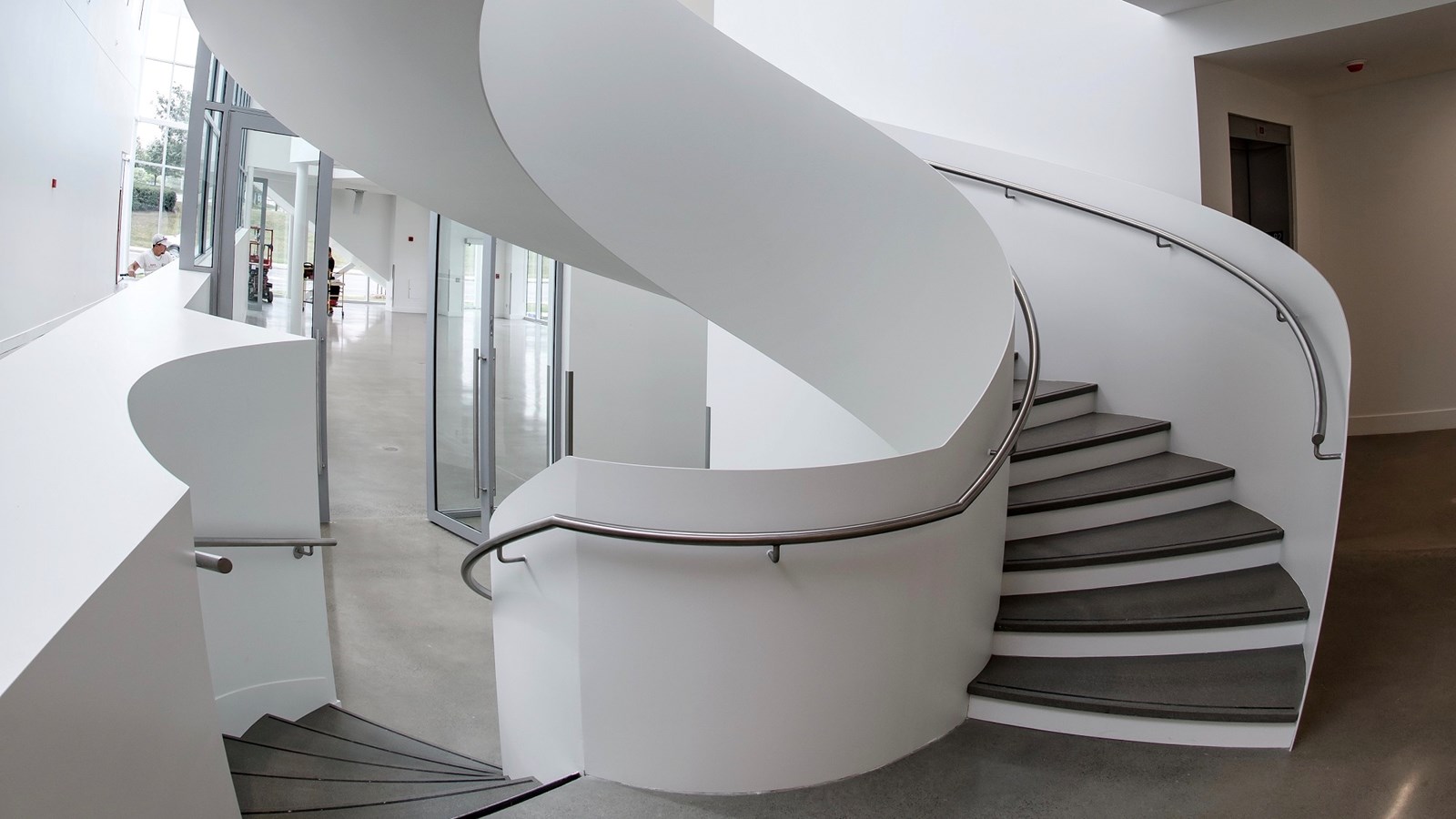 Escalier central menant aux salles d’exposition et aux laboratoires.