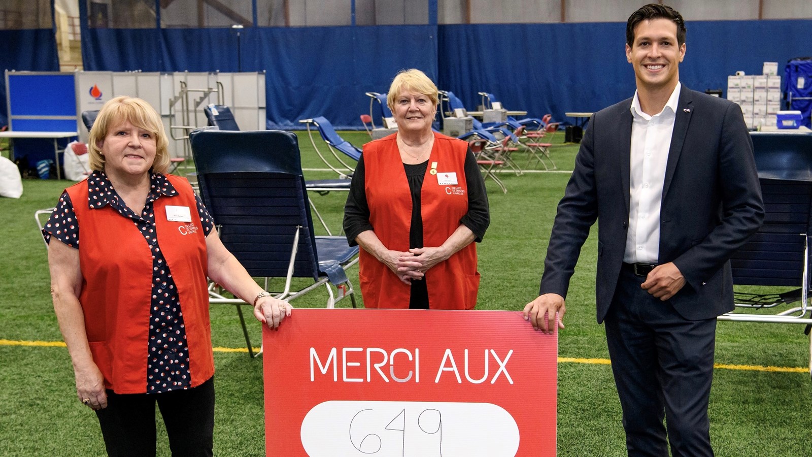 Diane Hachey et Judy Jeannin, bénévoles du comité organisateur en compagnie de Stéphane Boyer, vice-président du comité exécutif et conseiller municipal de Duvernay–Pont-Viau.