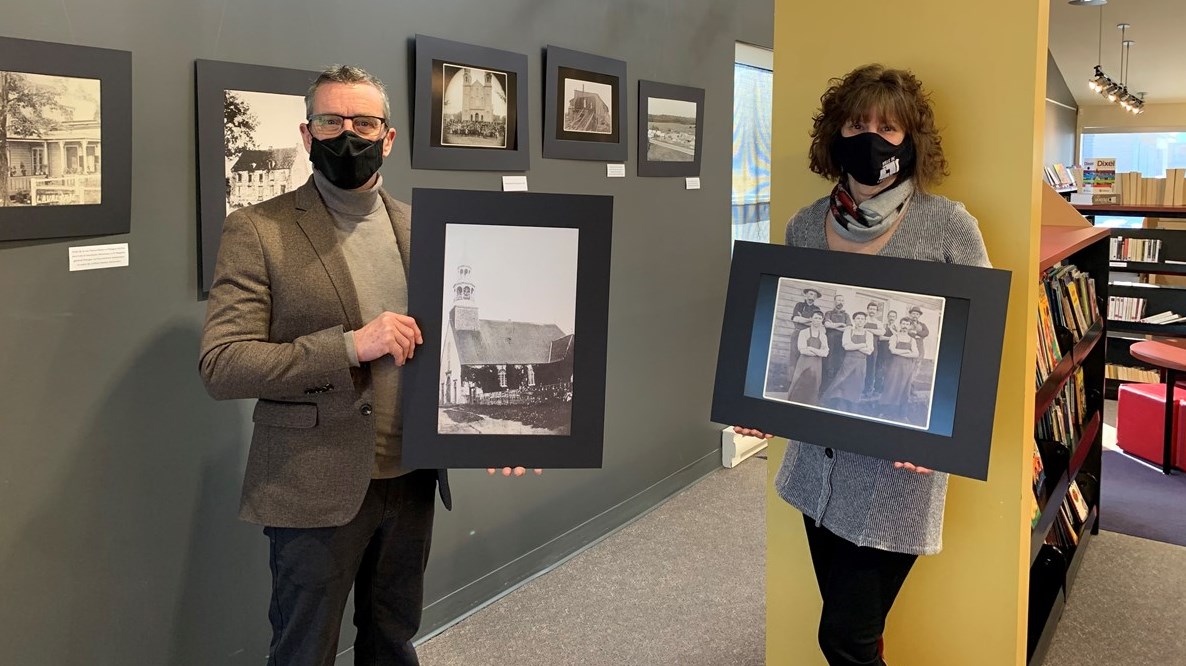 M. Christian Goulet, maire de Lavaltrie, en compagnie de Mme Johanne Siminaro, chargée d’expositions à la Bibliothèque municipale