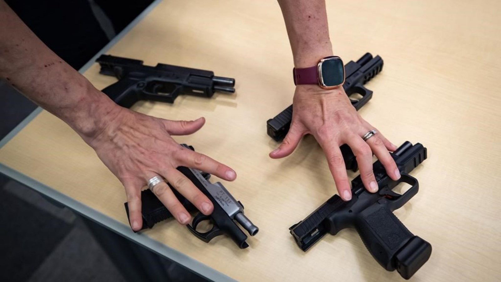 Deux arrestations pour crimes avec armes à feu perpétrés à Montréal et à Laval