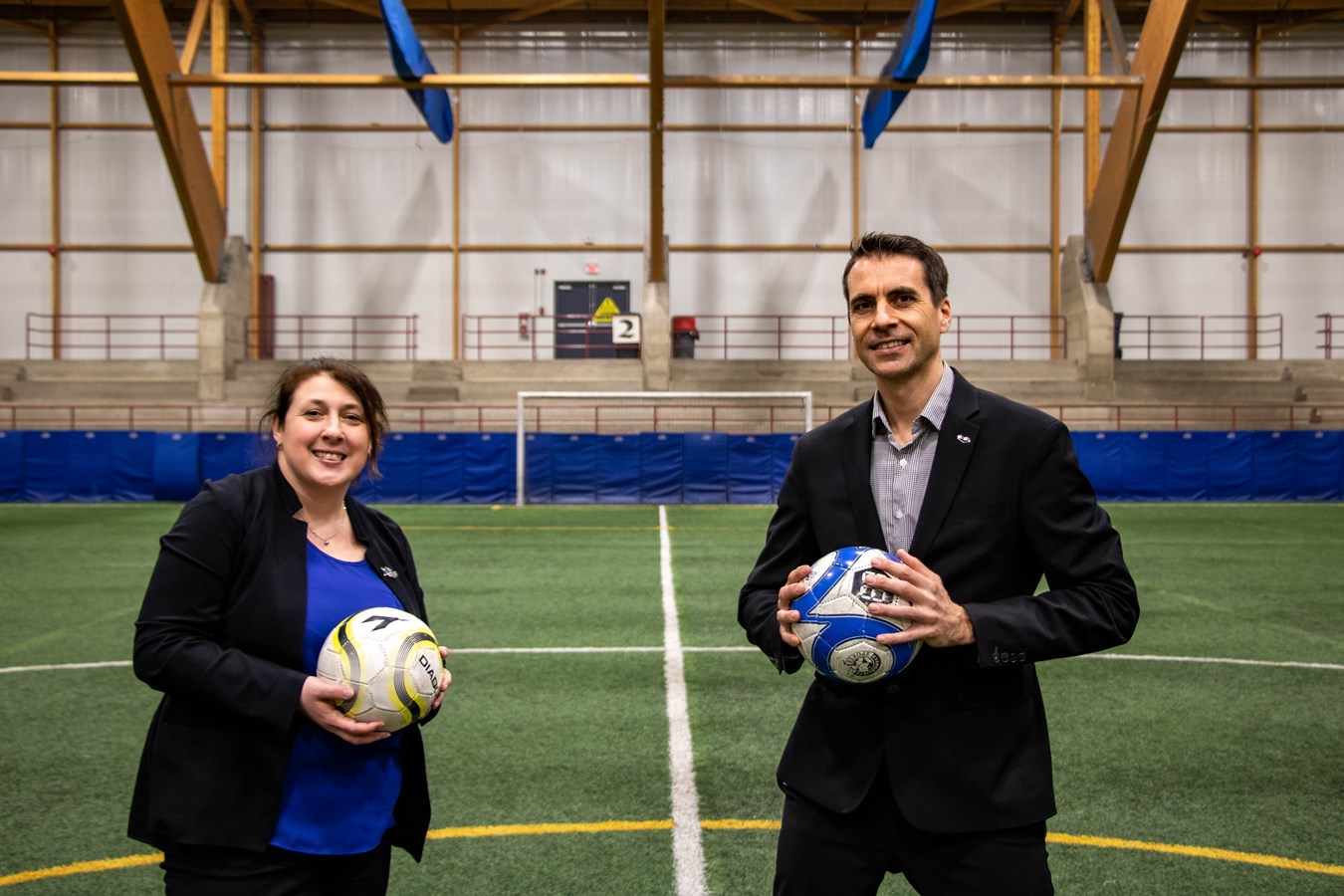 Geneviève Cossette, présidente de Sports Laval et Nicholas Borne, membre du comité exécutif et élu responsable des sports et loisirs.