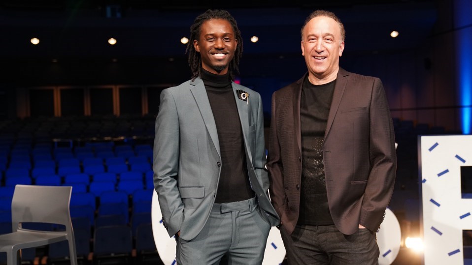 Kerlando Morette, président d’honneur régional et président fondateur d’Innovapub accompagné d’Hugo Dubé entrepreneur et animateur du 24e gala régional du Défi OSEntreprendre à Laval.