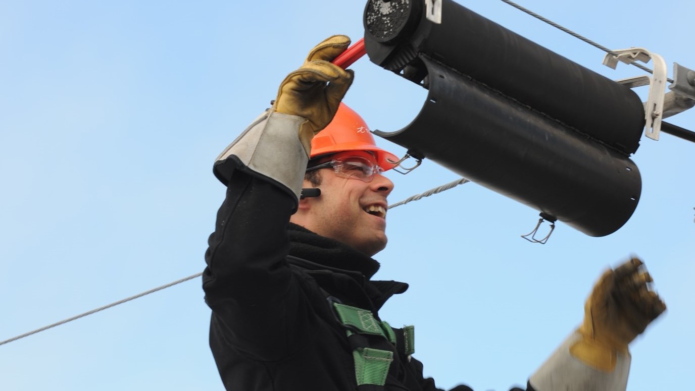 Un travailleur installant un lien de fibre optique.