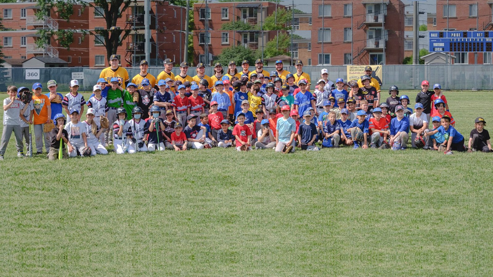 Photo de groupe de la clinique des Pirates de Laval