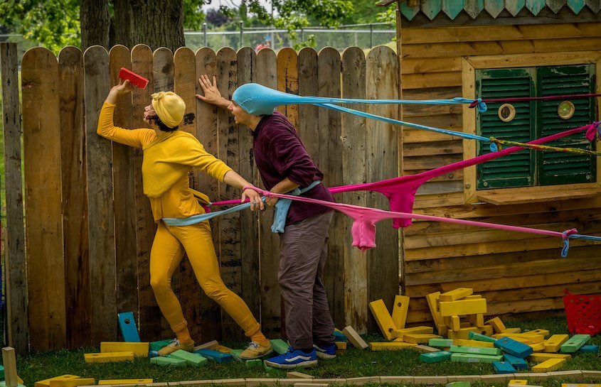 Spectacle Hiatus, de La marche du crabe, premier lauréat du Programme d'accompagnement à la création petite enfance, présenté en 2021 dans différents quartiers de Laval