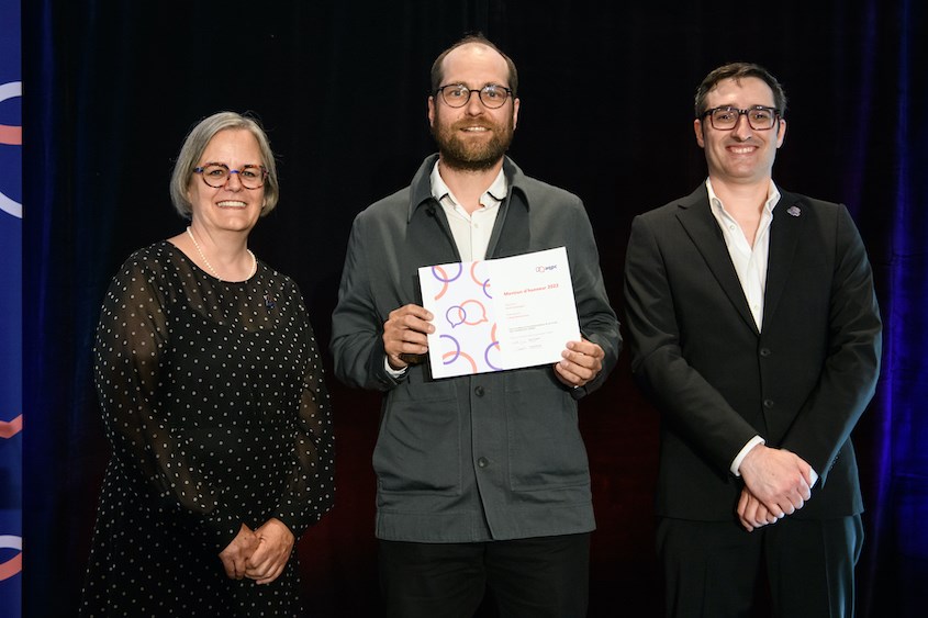 David Lamontagne, enseignant en cinéma au Collège Montmorency, est aux côtés de la présidente sortante de l’AQPC, Marthe Giguère, et du directeur général de l’AQPC, Samuel Bernard.