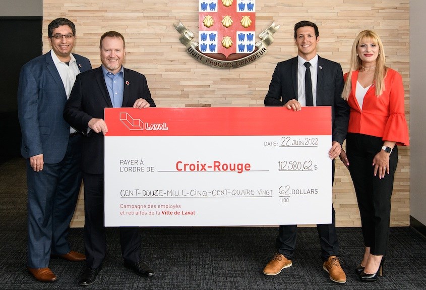 Ghassan Brax, directeur adjoint, partenariats avec les entreprises, Croix-Rouge Division du Québec, Pascal Mathieu, vice-président, Croix-Rouge Division du Québec, Stéphane Boyer, maire de Laval, Aline Dib, conseillère municipale de Saint-Martin et présidente de la campagne 2022