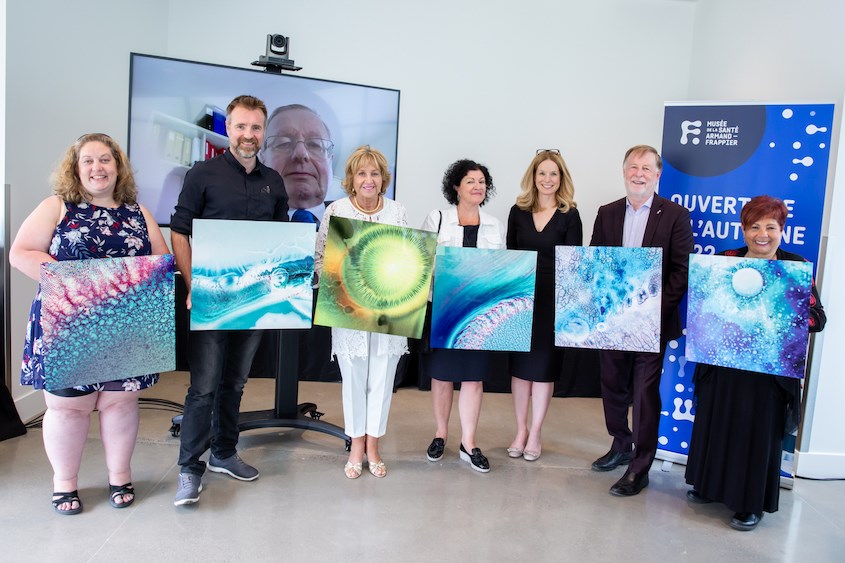 De gauche à droite sur la photo : Mme Karine Labelle, M. Yannis Mallat, Dr Gervais Dionne (à l’écran), Mme Monique Roy et Mme Manon Caron, tous membres honoraires, Mme Guylaine Archambault, directrice générale, M. Marc Demers, membre honoraire, et Mme Rosemonde Mandeville, présidente du conseil d’administration du Musée. En guise
de remerciement, les nouveaux membres honoraires ont reçu une œuvre de l’artiste Günes-Hélène Isitan (absente de la photo).