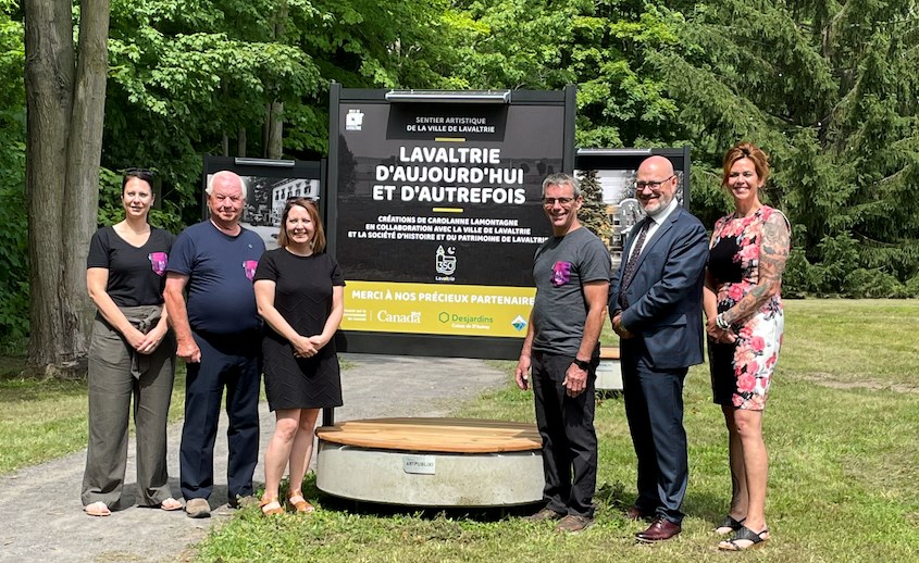 Marie-Pier Villeneuve et Robert Pellerin, conseillers municipaux; Mélissa Lapierre
directrice de Développement Économique D’Autray; Christian Goulet, maire de Lavaltrie; Éric Fortier, directeur de la Caisse Desjardins de D’Autray; Patricia Rinfret, présidente de la Caisse Desjardins de D’Autray.
