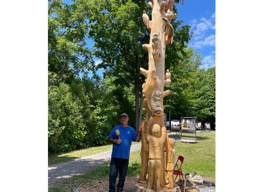 L’œuvre totem est réalisée par Michel Campeau, Lavaltrois d’origine. Elle symbolise de façon poétique des enfants soucieux de sauver les animaux que l’on peut croiser dans le Boisé du Chemin du Roy.