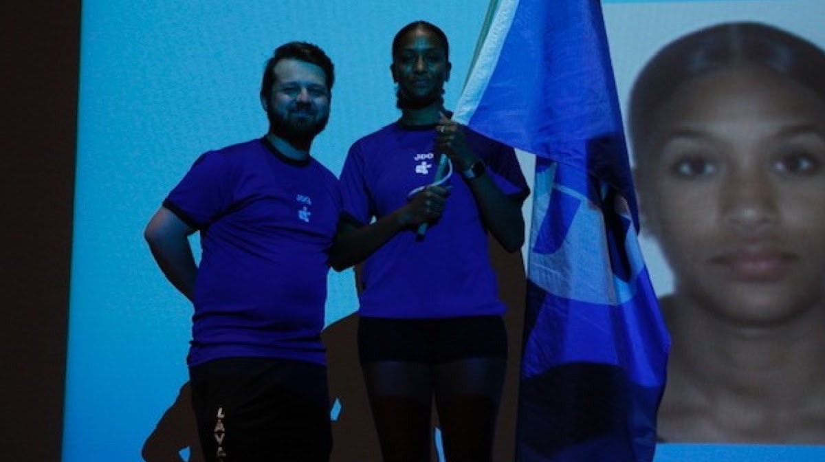 Mikaël Lapointe, chef de mission; Sofi Diop, porte-drapeau pour la région lors des cérémonies d’ouverture