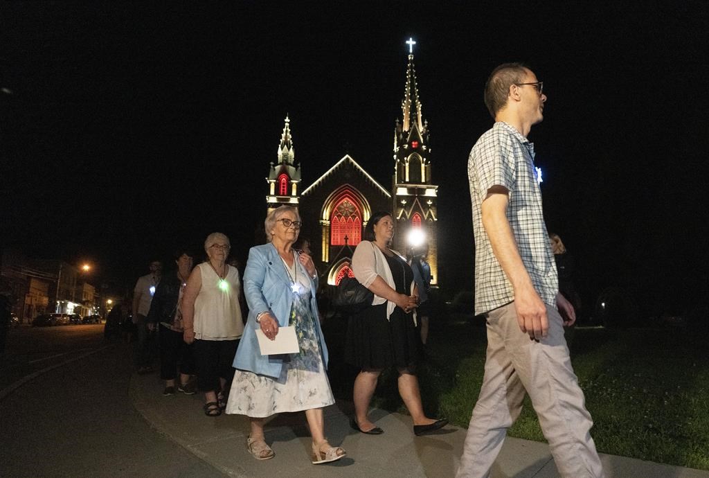 Lac-Mégantic: une marche d'étoiles lumineuses pour honorer les victimes