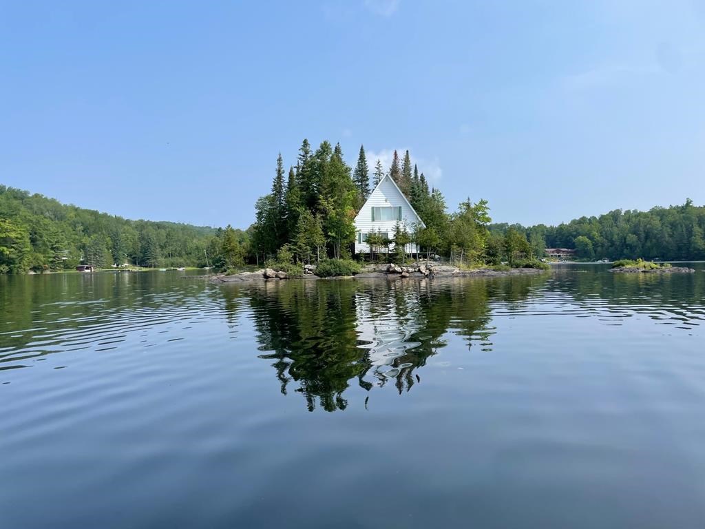 Un entrepreneur de Laval achète une «île/chalet» pour le bien-être de ses employés