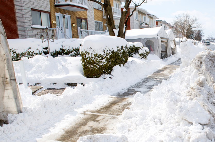 Trottoirs glacés: La Ville de Laval invite à la prudence