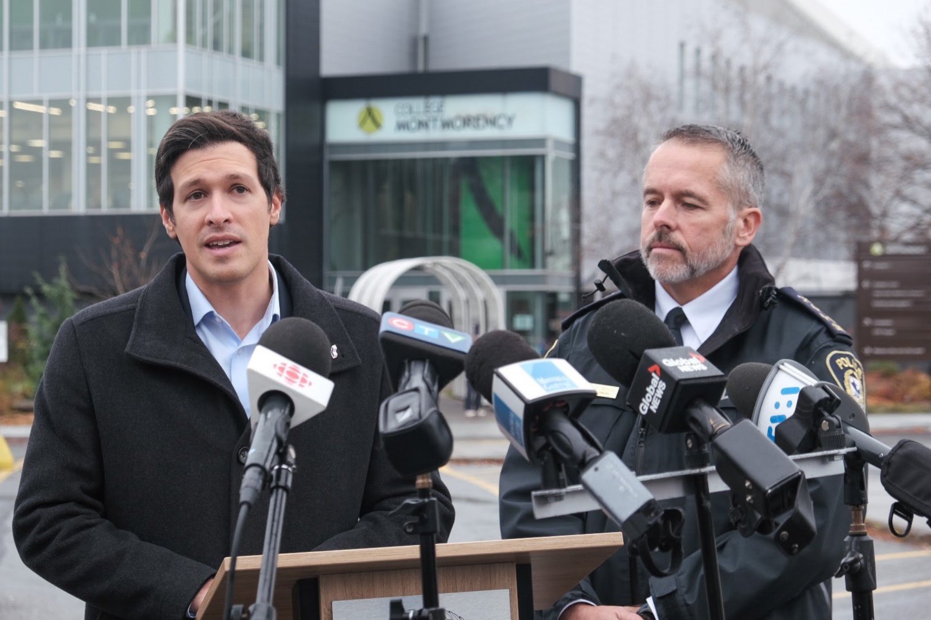 Le maire de Lava, Stéphane Boyer prend la pose avec le directeur du Service de police de la Ville de Laval, Pierre Brochet
