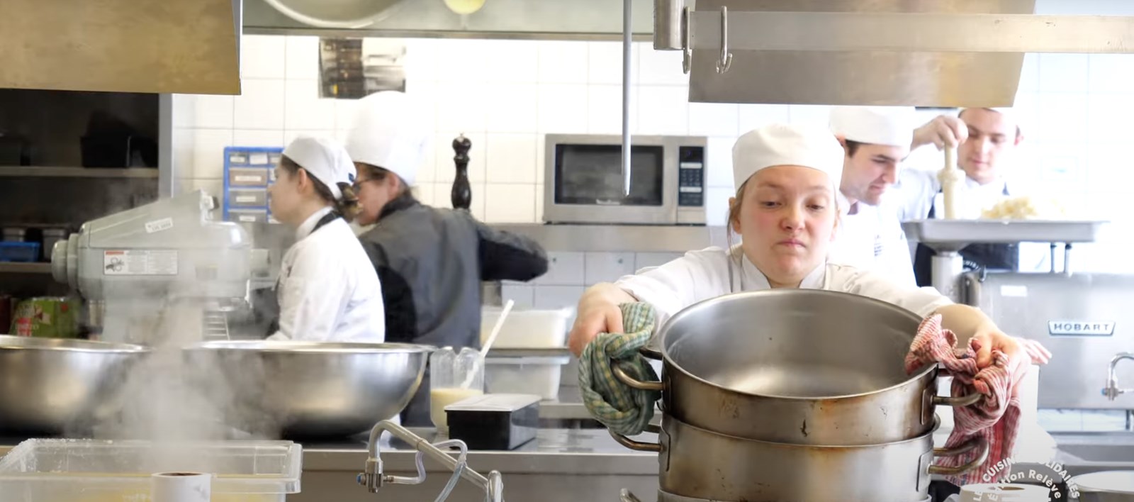 Des étudiants en cuisine remettront 2 000 repas à Moisson Laval