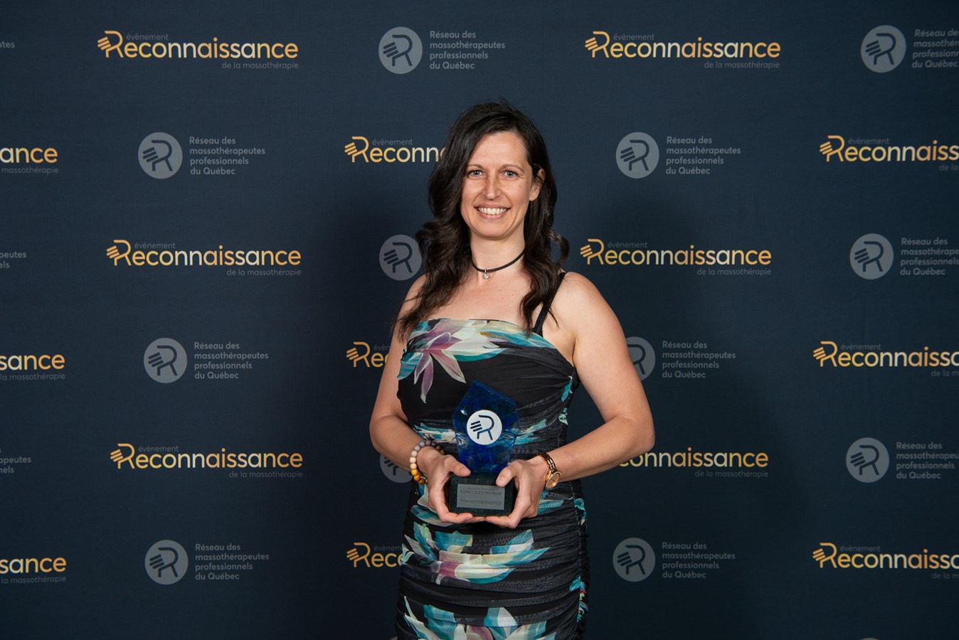 Nathalie Paterakis reçoit le prix d'excellence esprit d'entreprise 
