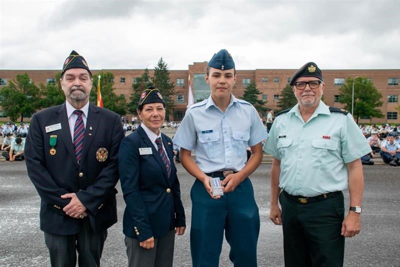 Des cadets et des membres du personnel de l’Escadron 709 Vimont-Auteuil récompensés