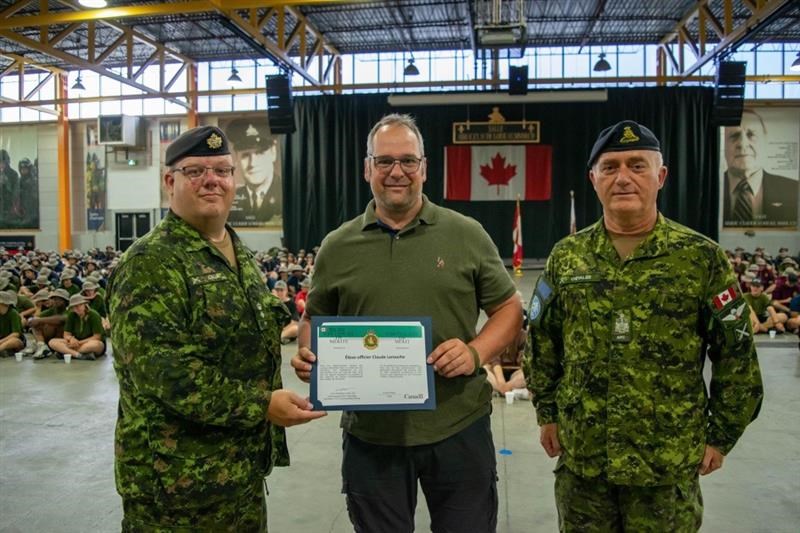Des cadets et des membres du personnel de l’Escadron 709 Vimont-Auteuil récompensés
