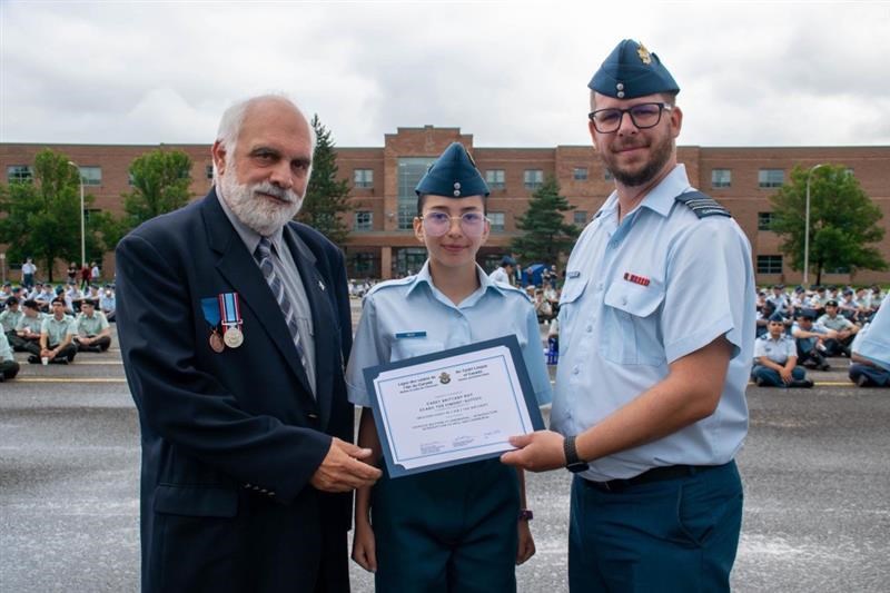 Des cadets et des membres du personnel de l’Escadron 709 Vimont-Auteuil récompensés