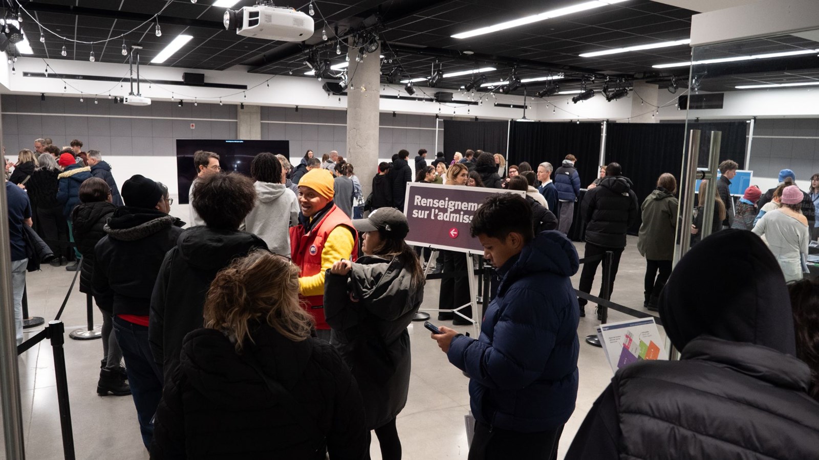 Des visites guidées, kiosques d'information, activités immersives et démonstrations dans les départements avaient lieu.