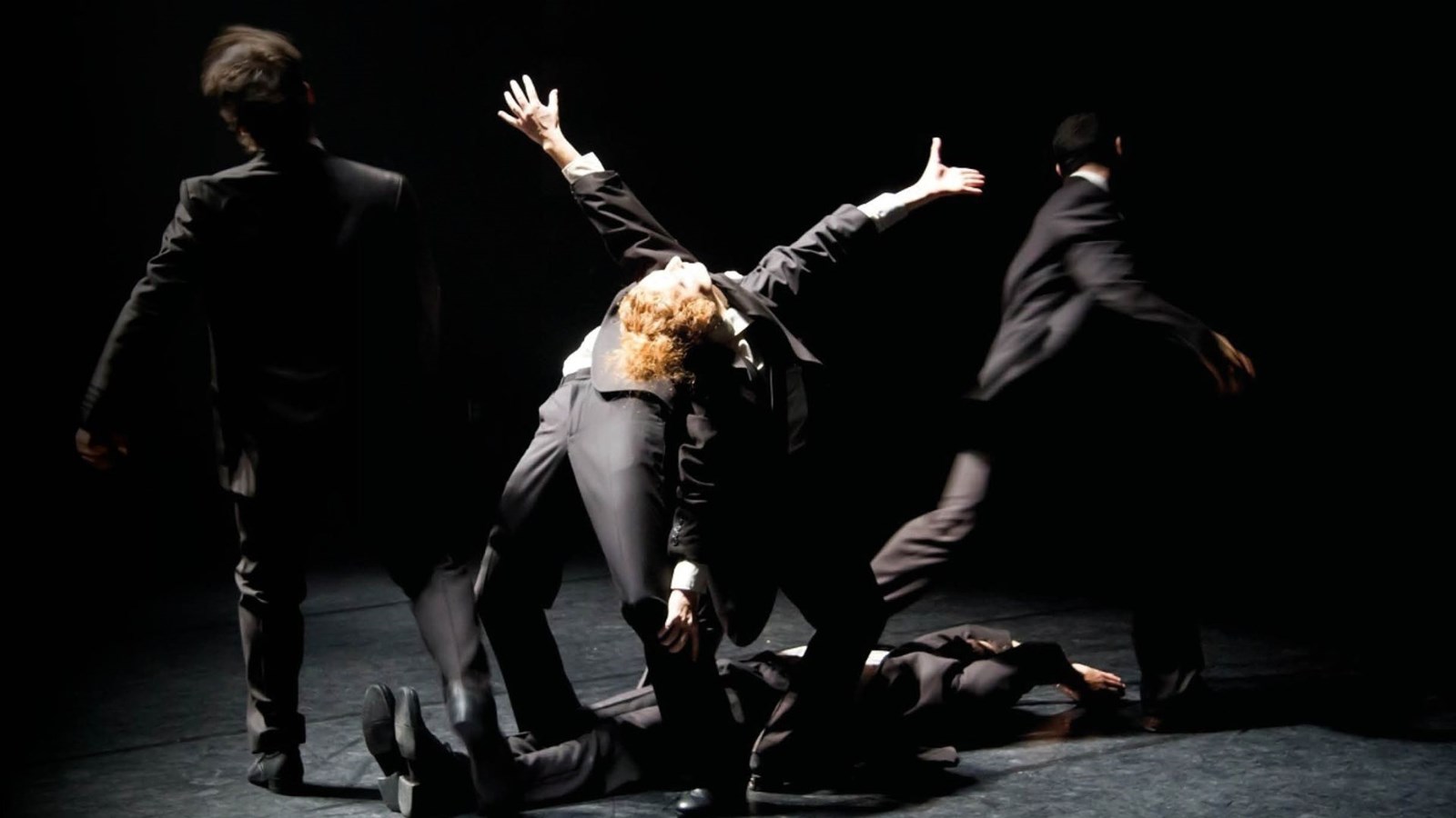 Porté par sept interprètes qui donnent corps aux poèmes, Rapaillé fait vibrer les mots de Miron à travers une danse à la fois percussive et fluide.
