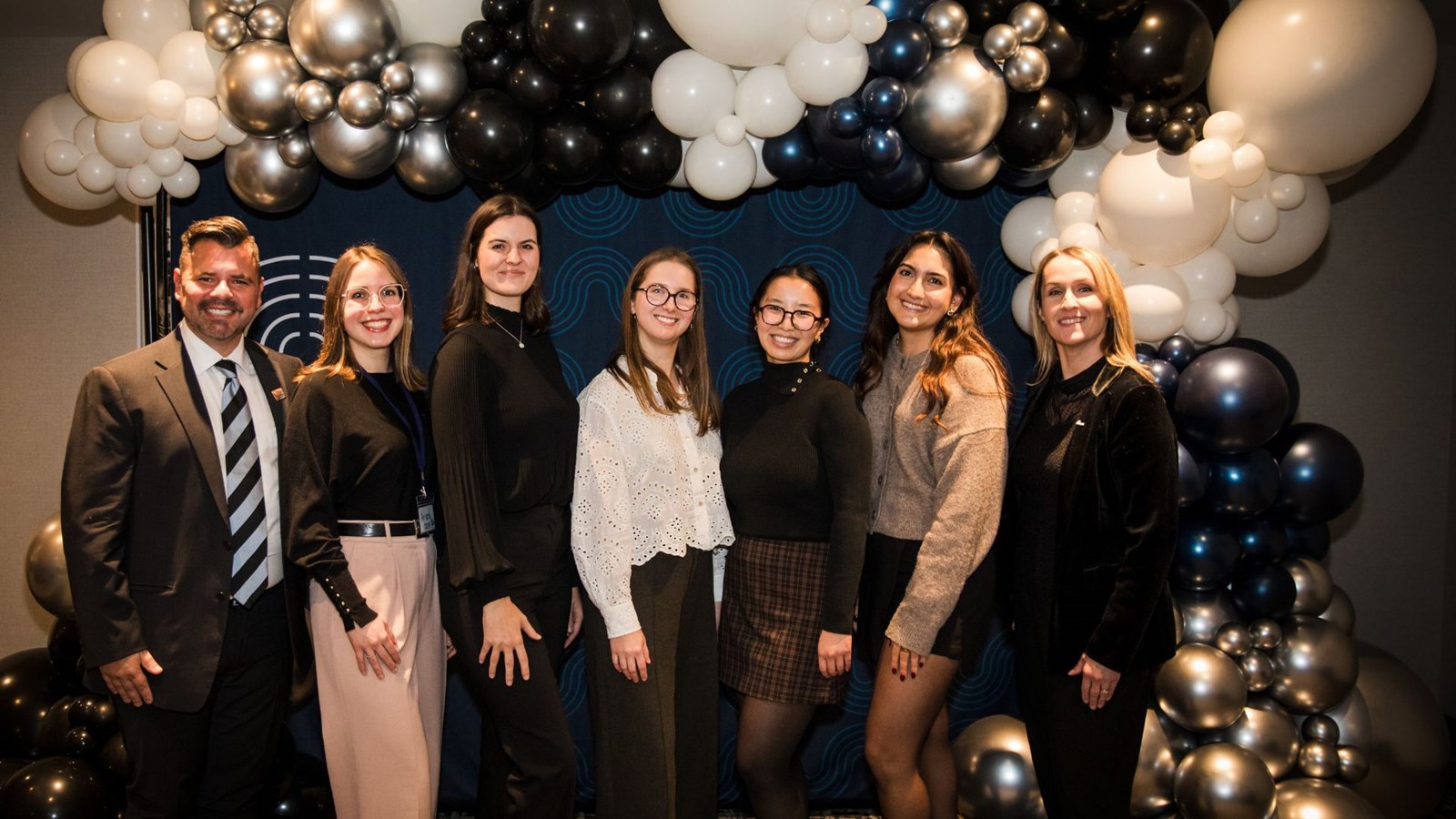 Paul-André Gallant, président de l'OOAQ, les lauréates des prix Cardozo-Coderre - Ariane Brucher, Laurence Yockell, Jeanne Pépin-Marchand, Clara Orsini, Shiva Zand - et Caroline Perron, représentante de La Personnelle