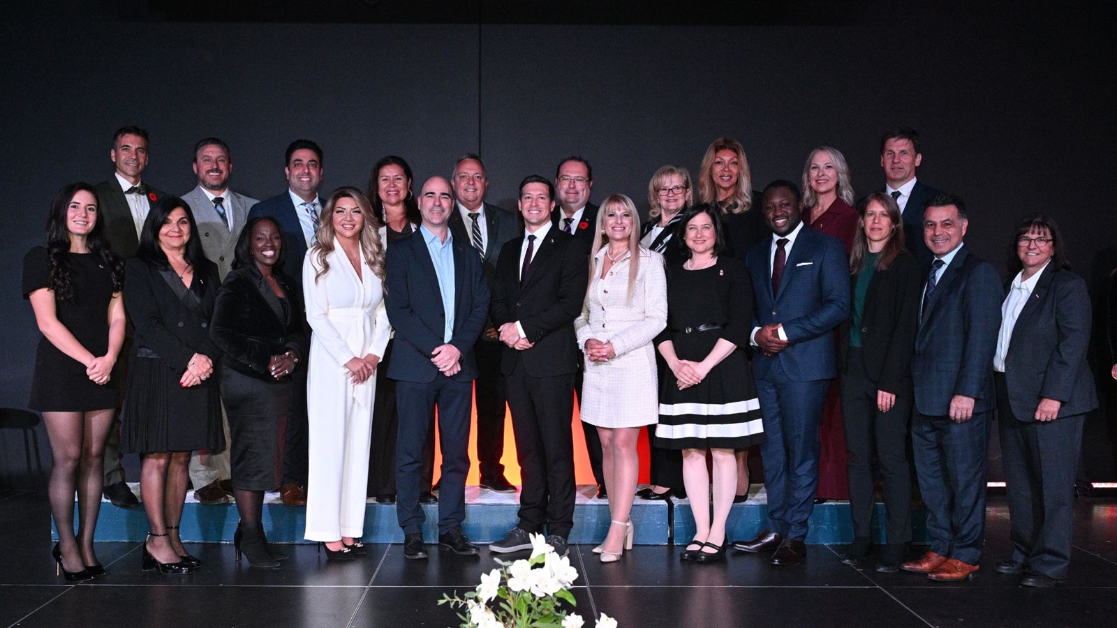 Le maire Stéphane Boyer, accompagné des 22 conseillères et conseillers municipaux de la Ville de Laval.