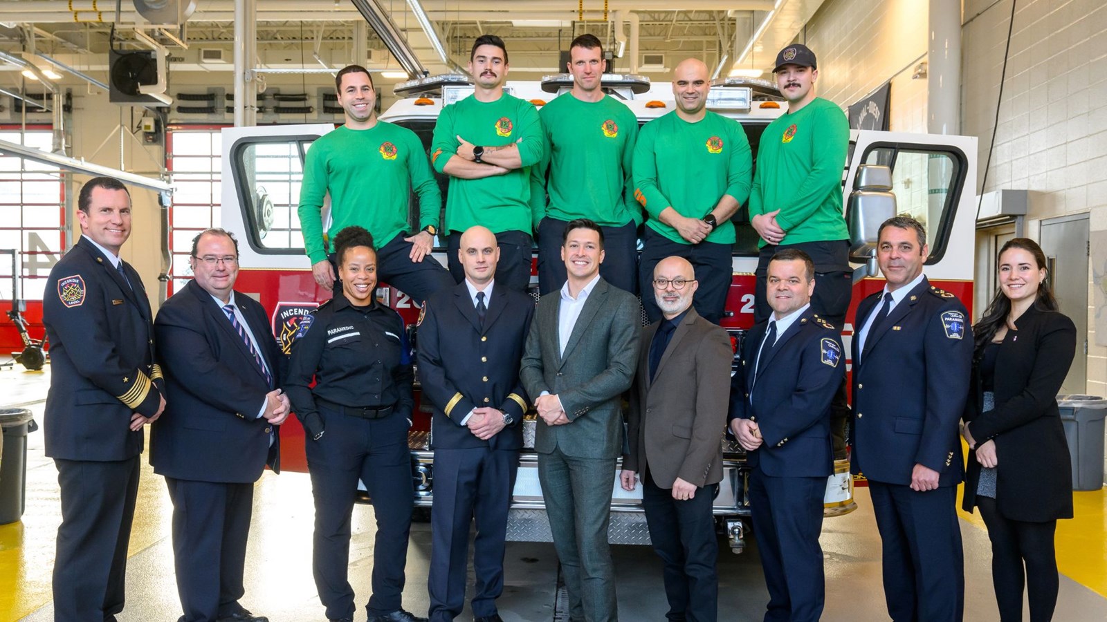 Stéphane Boyer, maire de Laval, Patrick Taillefer, directeur du Service de sécurité incendie de Laval, et Michel Garceau, président-directeur général d’Urgences-santé, se sont rencontrés à la caserne 6 (Laval-Ouest) pour officialiser la nouvelle entente.
