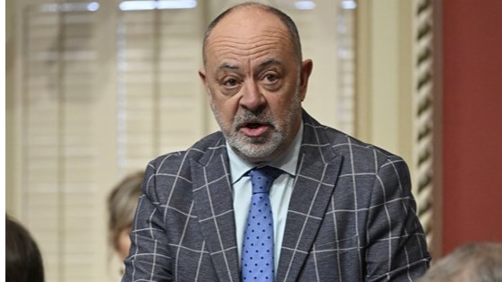 Dubé présente le projet de loi 106 pour changer le mode de rémunération des médecins