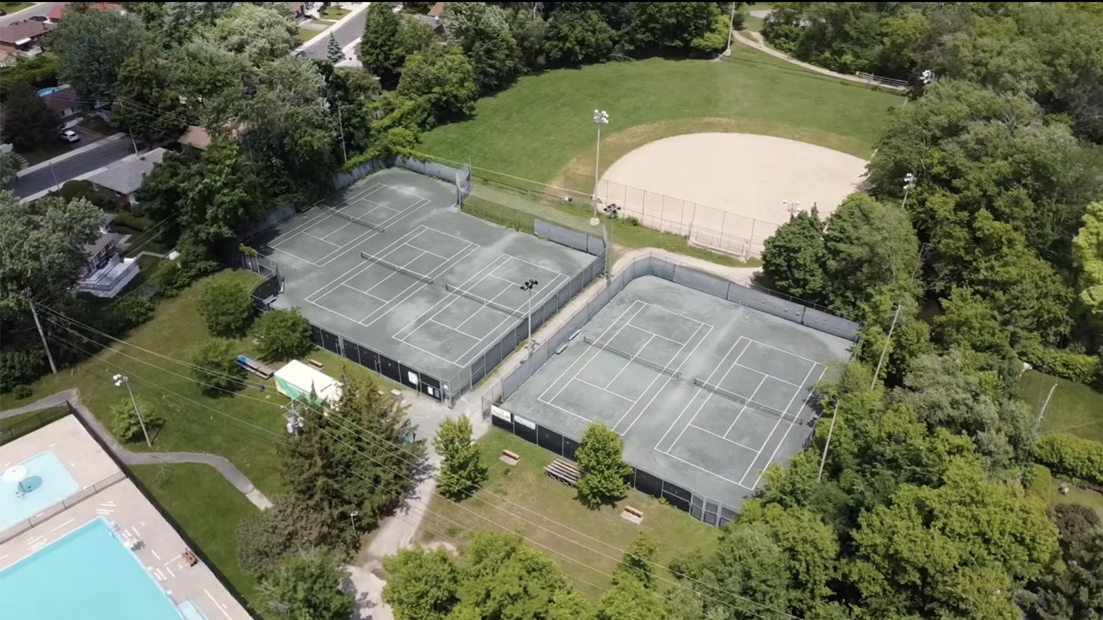 Fermeture des terrains de tennis en terre battue du parc Couvrette