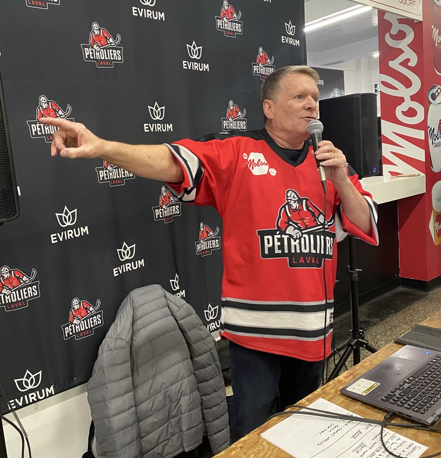 Les soirs de match, Guillaume fait office de disk-jockey dans le
hall d’entrée du Colisée de Laval.