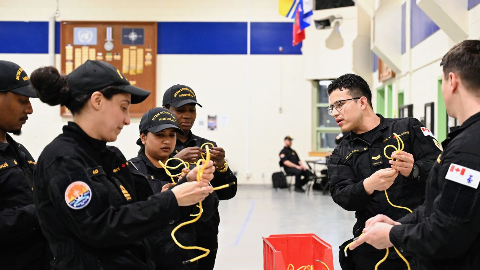 Les membres du NCSM Donnacona pratique les nœuds durant la soirée d’entraînement au détachement de Laval le 9 mars 2026. 